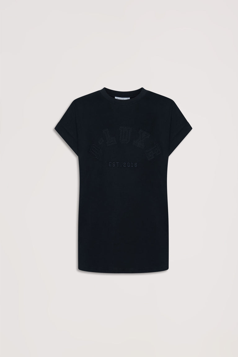Black D-Luxe crew neck tee with short sleeves, tonal branding and a curved hem