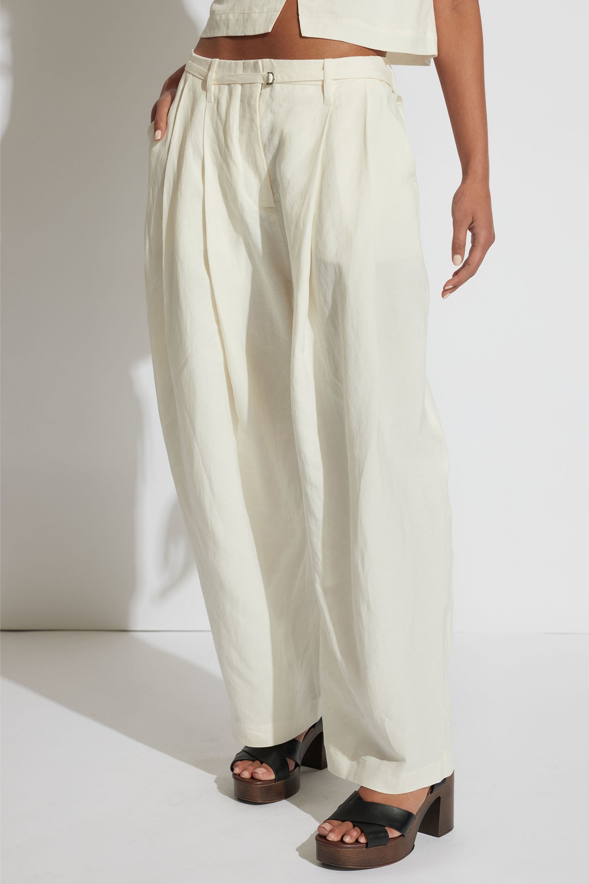 Leah Linen Blend Pant in ivory with relaxed pleated barrel leg, mid rise, and functional side pockets, gallery position 2, portrait.