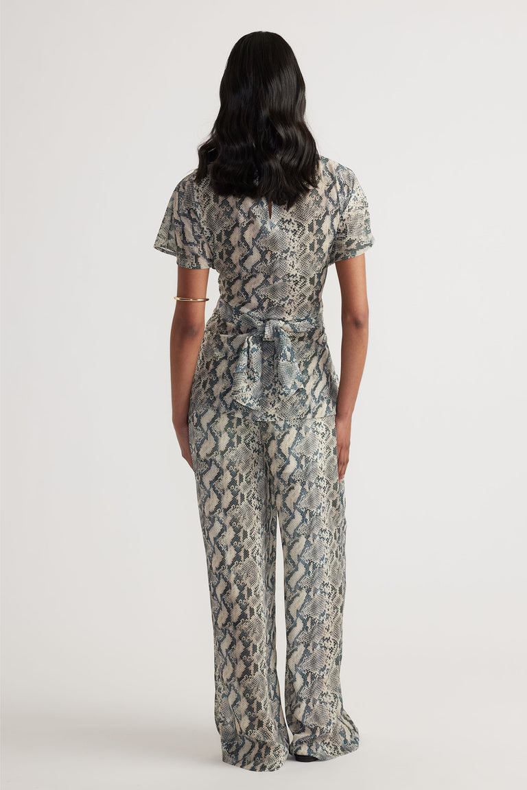 Model wearing Ilaria Yoryu Pant in portrait gallery position 3, elastic waistband and relaxed fit pants design