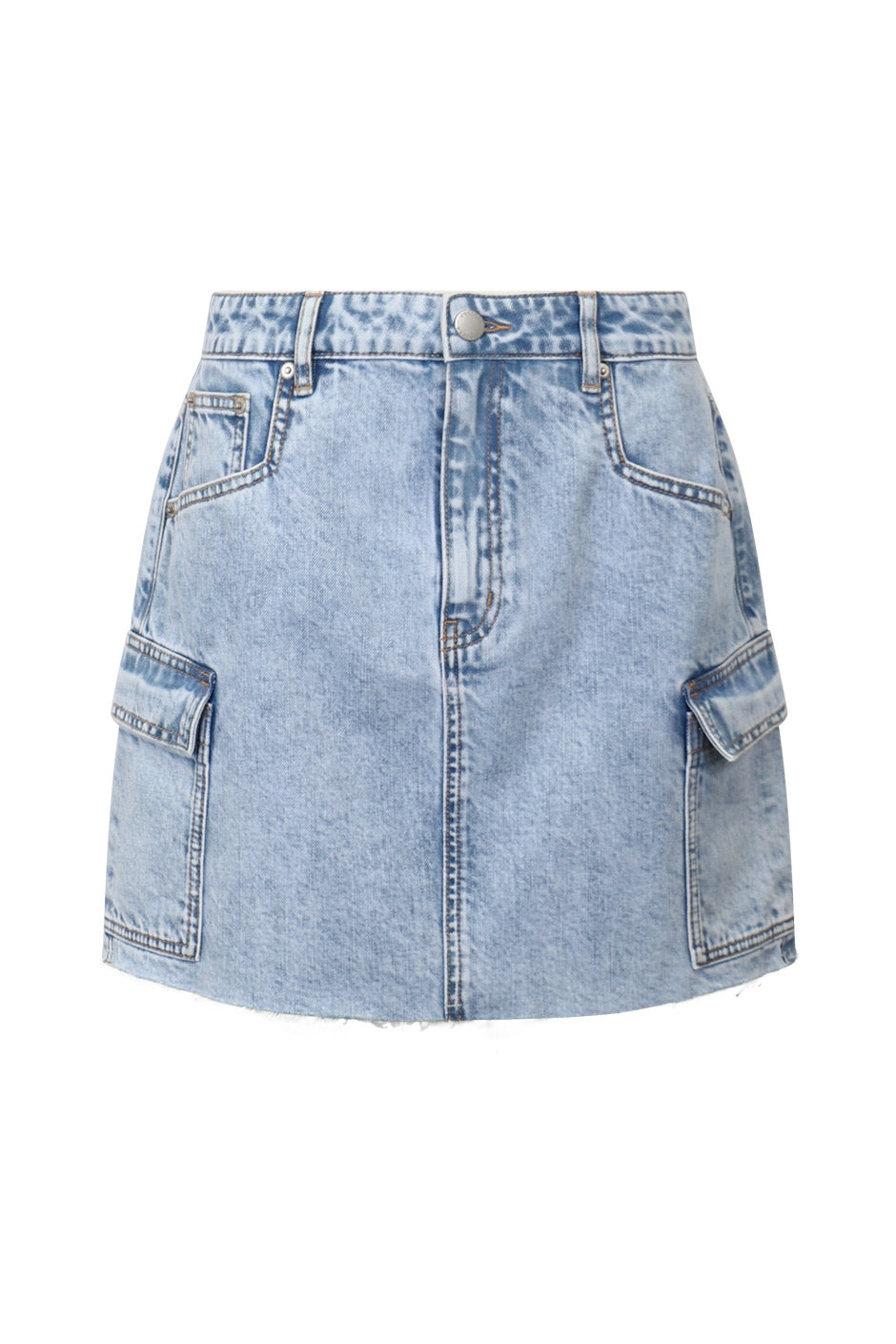 Light wash denim mini skirt with fitted silhouette, zip fly, front pockets and cargo side pockets