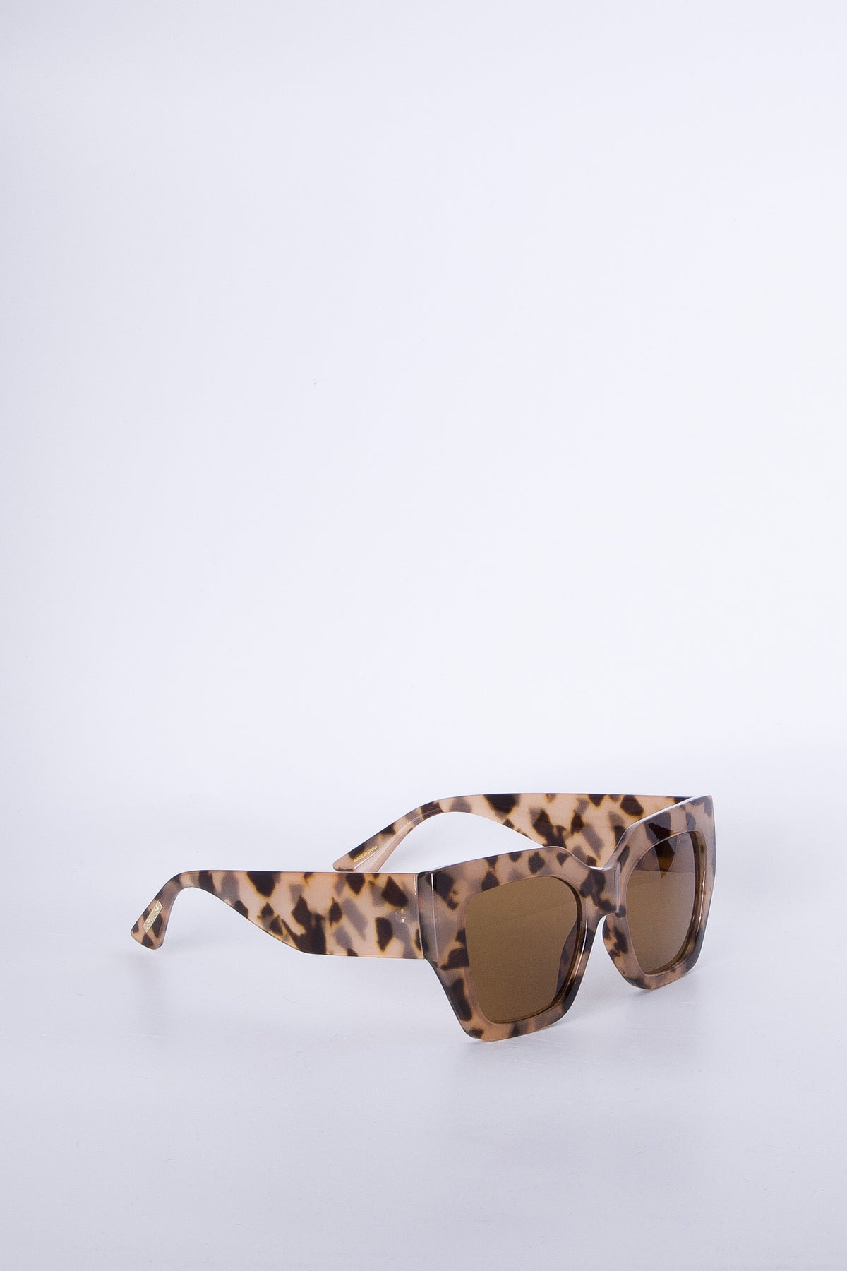 Oversized cat eye sunglasses in a tortoiseshell pattern with brown lenses for a bold, fashion-forward look.