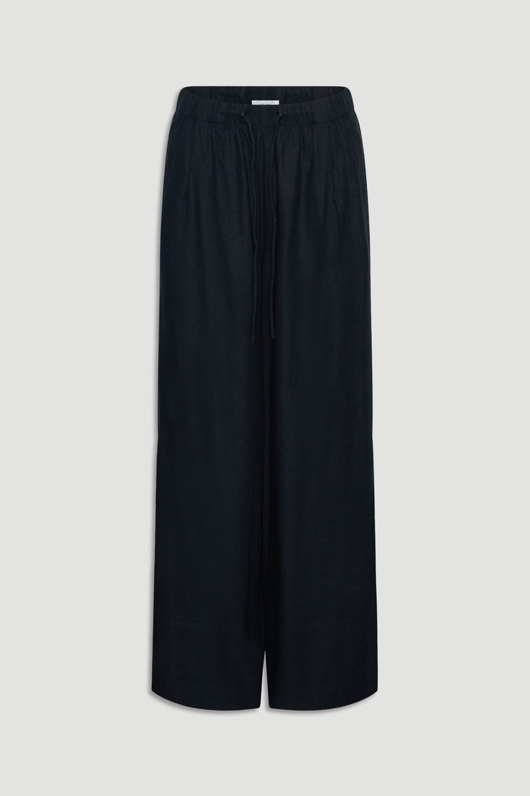 D-Luxe Linen Blend Pant in black, lightweight breathable linen blend, gallery image 4, portrait 1880x2820 pixels.