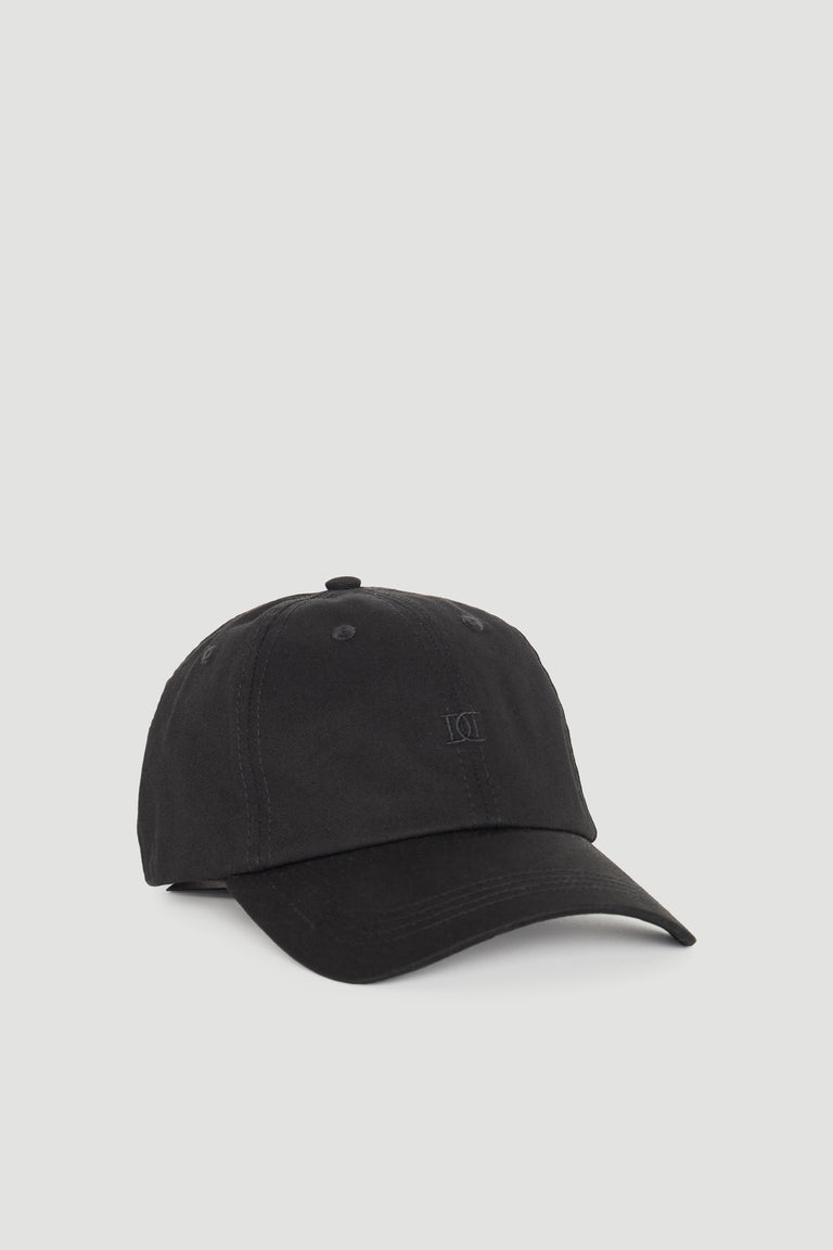Minimalist black cap with subtle embroidered logo and curved brim for a versatile, everyday accessory.