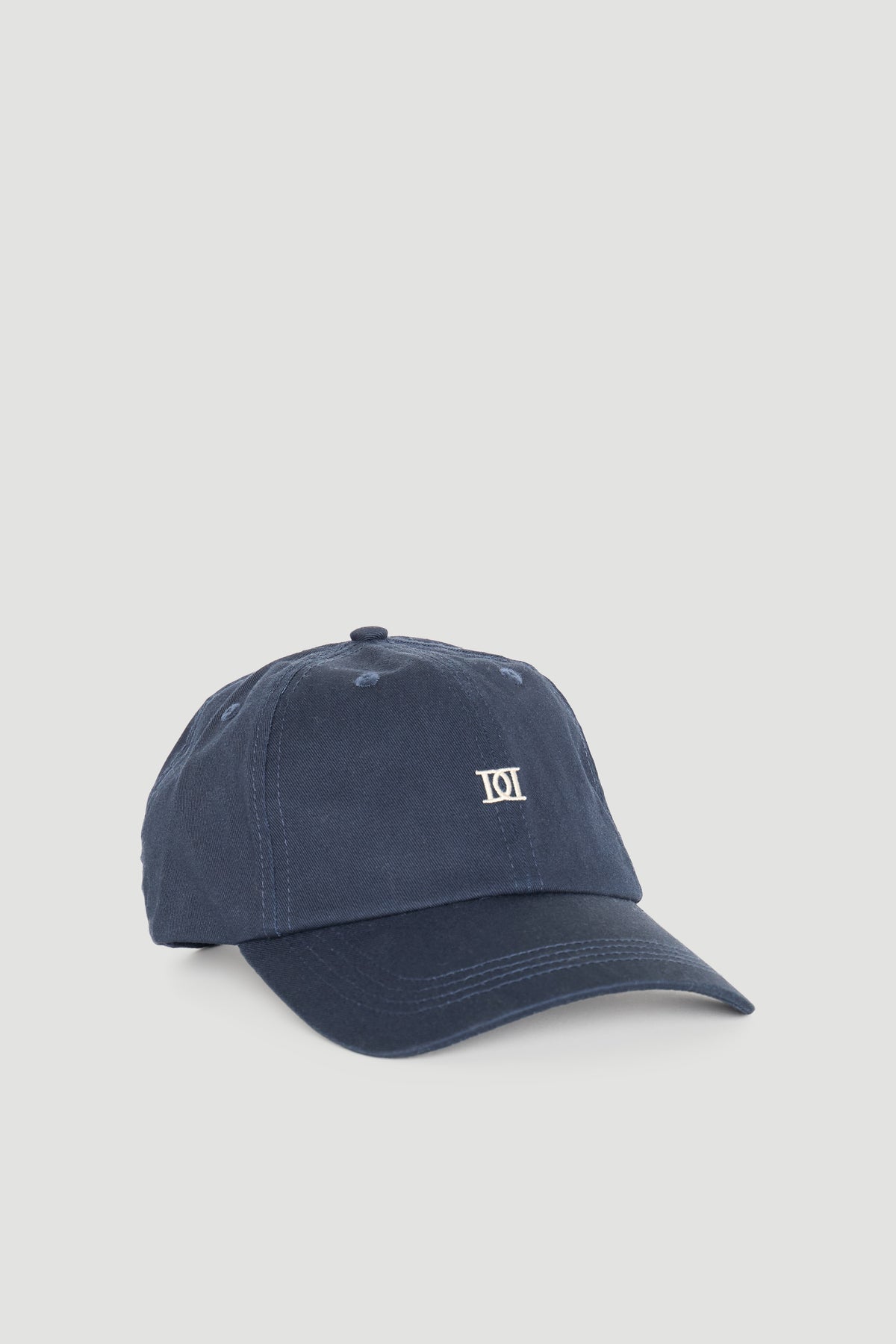 Navy blue cap with subtle embroidered logo and curved brim for a classic, versatile everyday accessory.