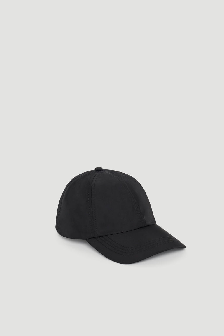 Minimalist black cap with a curved peak, crafted from smooth lightweight fabric for everyday wear.