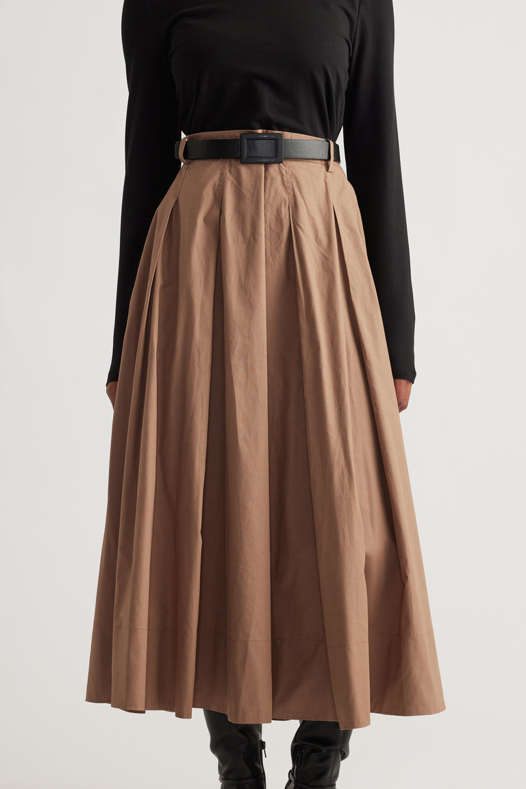 High-waisted pleated midi skirt in warm brown styled with a fitted black long-sleeve top and black belt