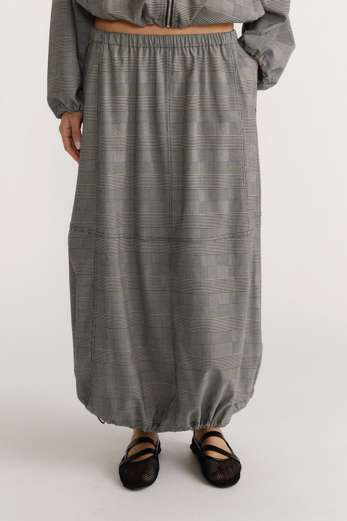 Relaxed check cocoon skirt with elasticated waist and gathered hem for a modern, effortless silhouette.