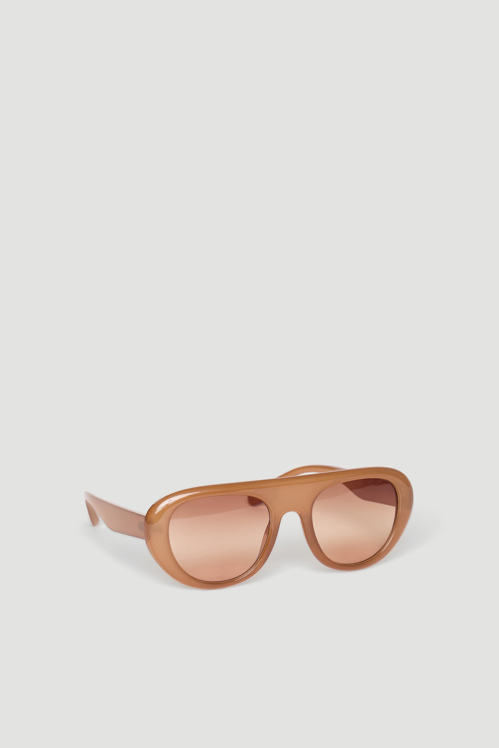 Retro-inspired aviator sunglasses in a warm caramel tone with tinted lenses for a stylish, vintage look.