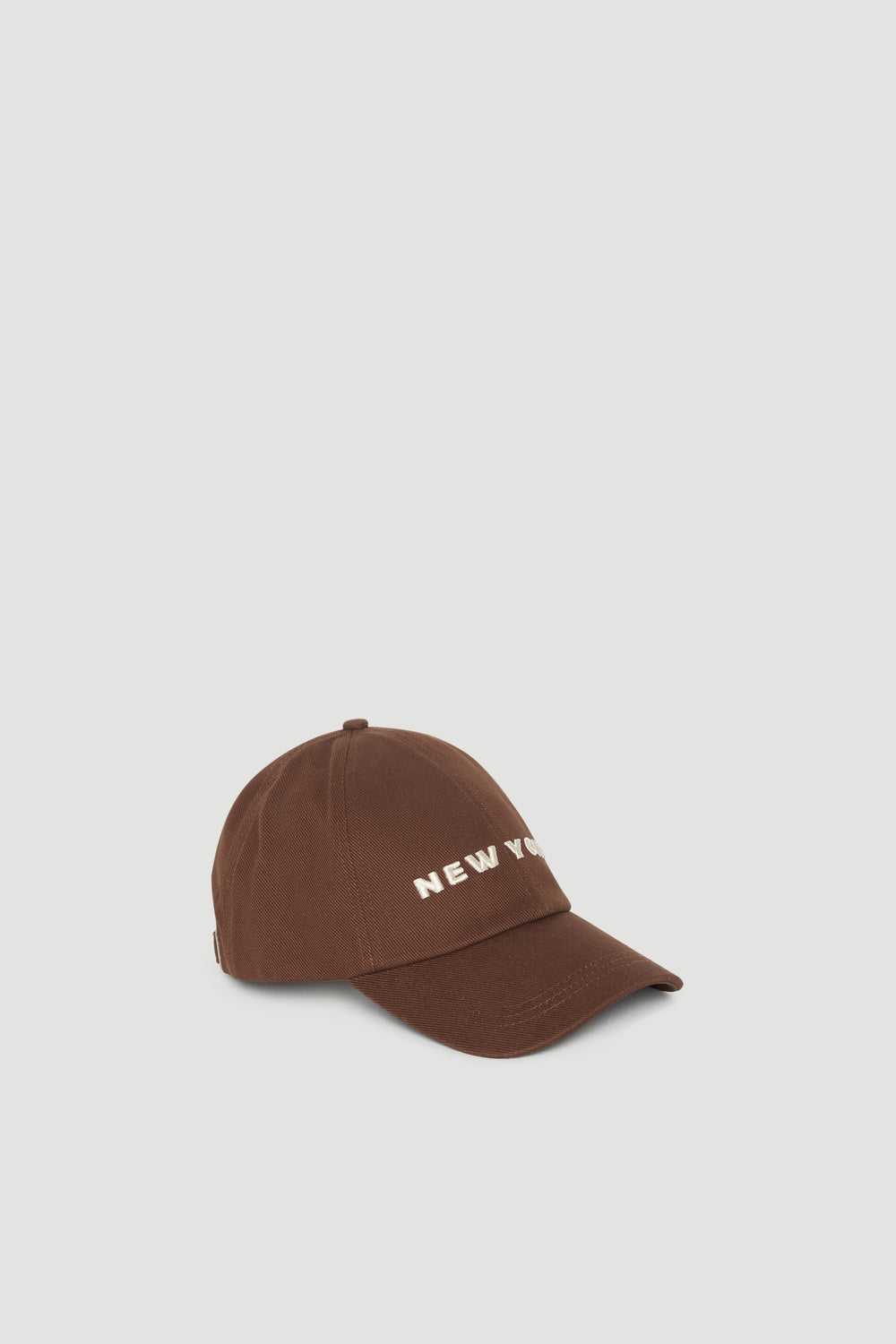 Brown baseball cap with embroidered New York logo and curved brim