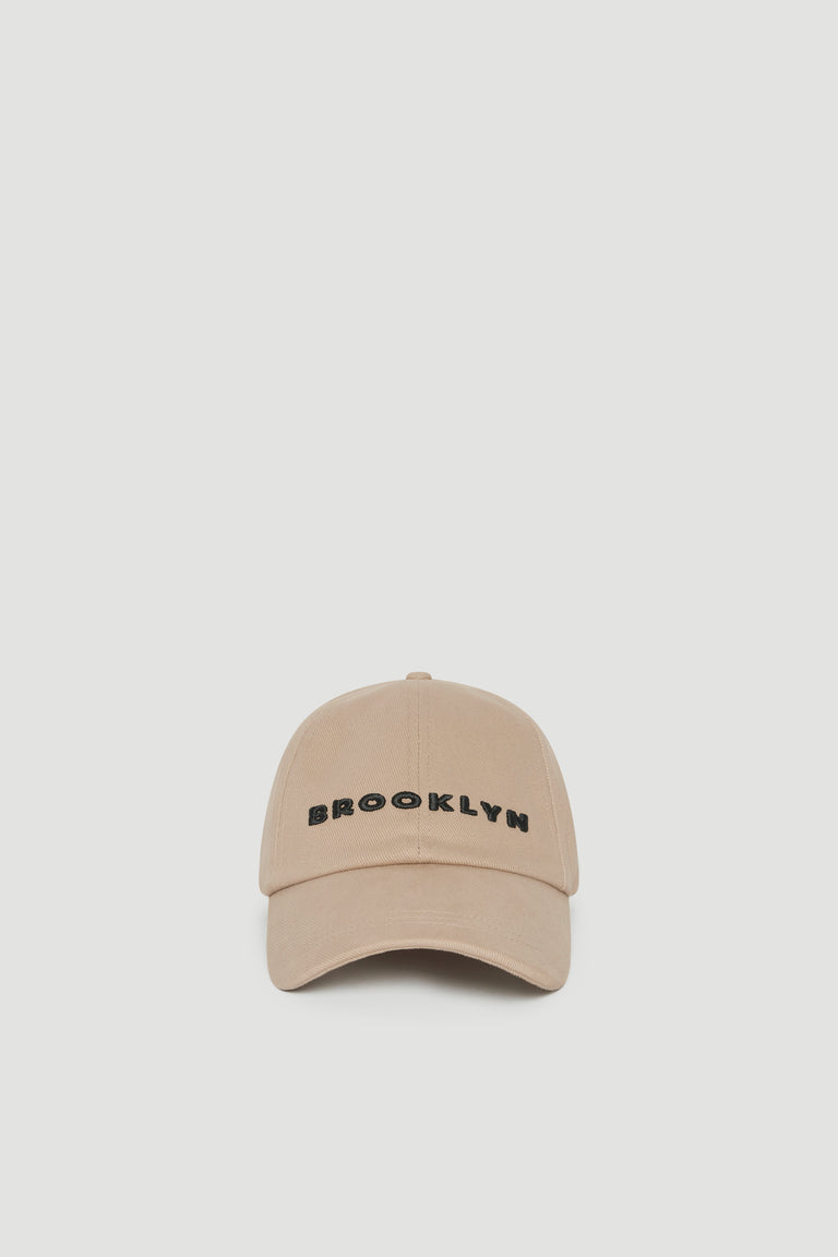Beige baseball cap with embroidered Brooklyn logo and curved brim