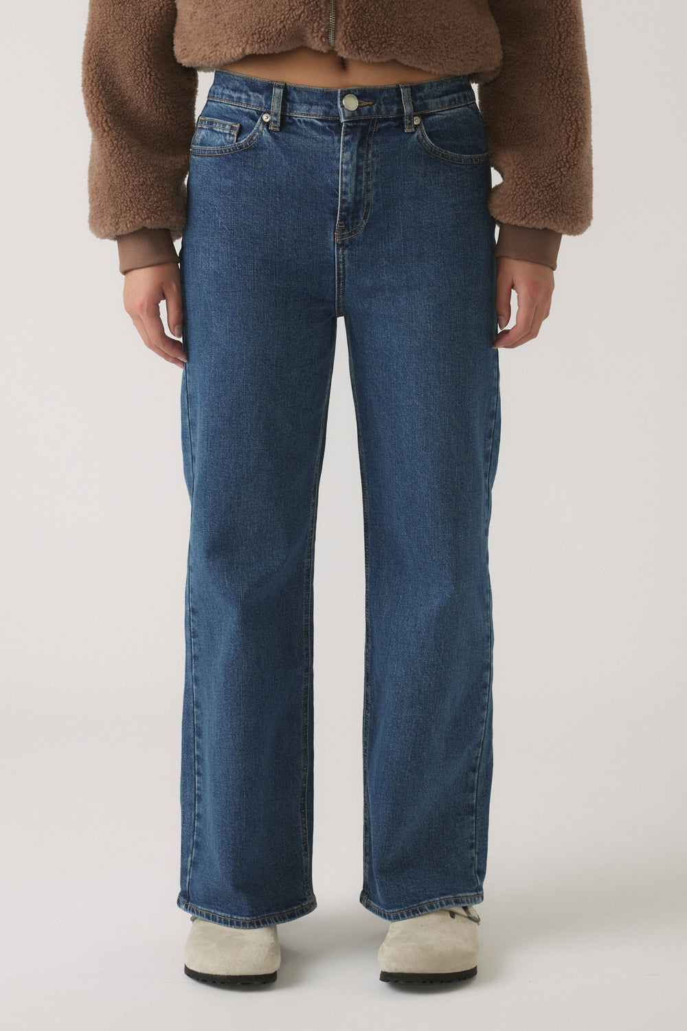 Straight-leg girls’ jeans in classic blue denim with a high waist and relaxed fit for everyday comfort.