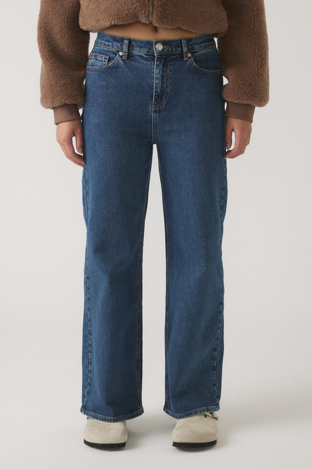 Straight-leg girls’ jeans in classic blue denim with a high waist and relaxed fit for everyday comfort.