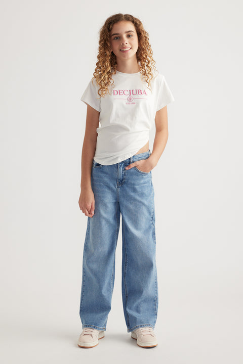 Girl wearing relaxed fit mid-rise light blue jeans with functional pockets and a white logo t-shirt