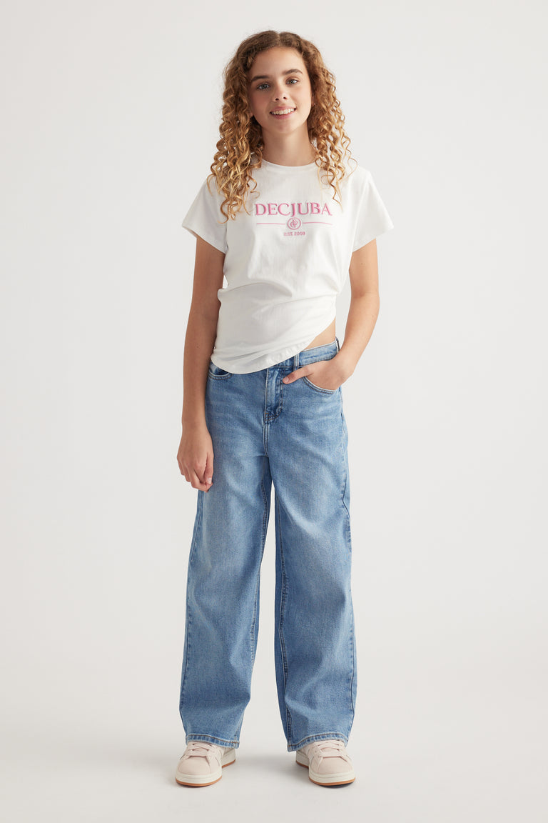Girl wearing relaxed fit mid-rise light blue jeans with functional pockets and a white logo t-shirt