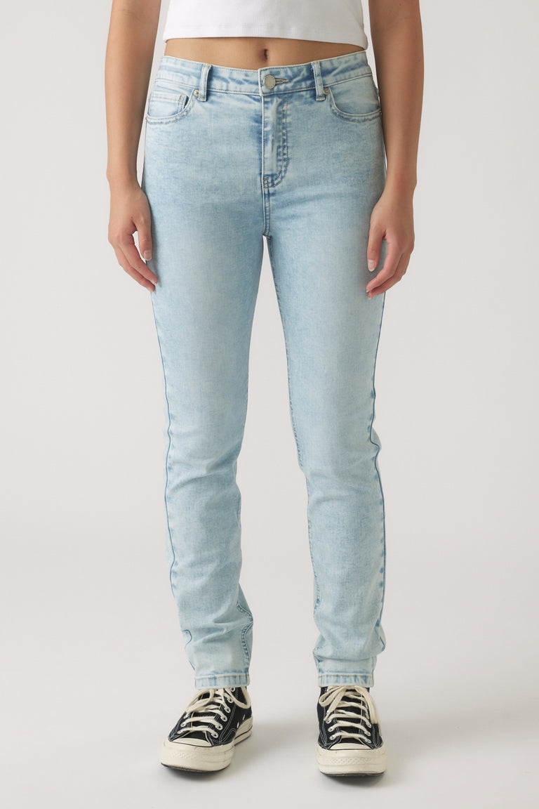 Light wash skinny jeans for girls with a high waist and classic five-pocket design paired with casual sneakers