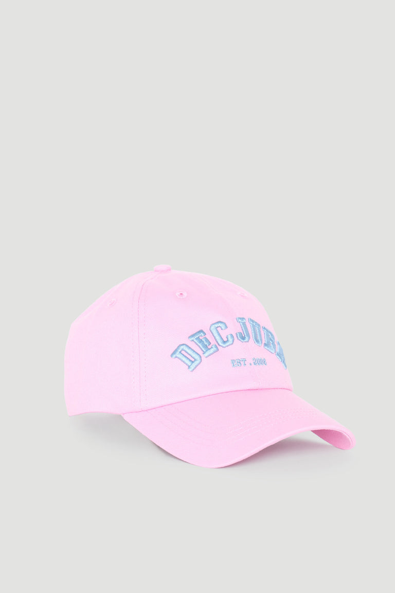 Soft pink girls’ cap with blue embroidered lettering for a casual, sporty style.