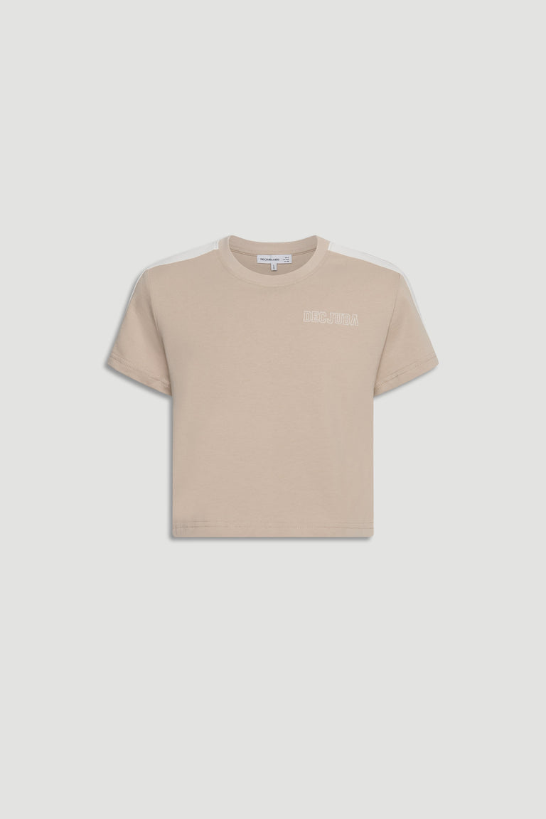 Girls boxy tee in soft beige with relaxed short sleeves and subtle branded detailing on the chest for everyday ease.